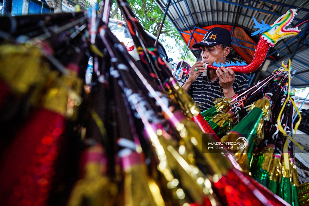 Foto utama berita: Jelang Perayaan Tahun Baru, Penjual Terompet Musiman Mulai Diserbu