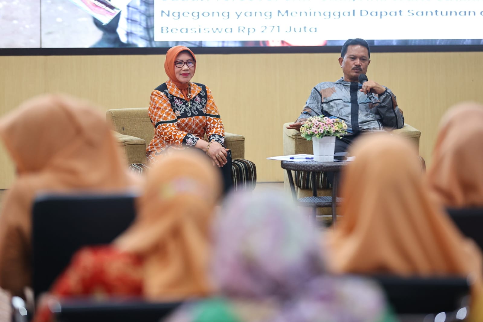Foto 2 dari 9: Gelar Sarasehan, Wali Kota Ingatkan Peran Penting Orang Tua Dalam Pendidikan Literasi Digital Anak
