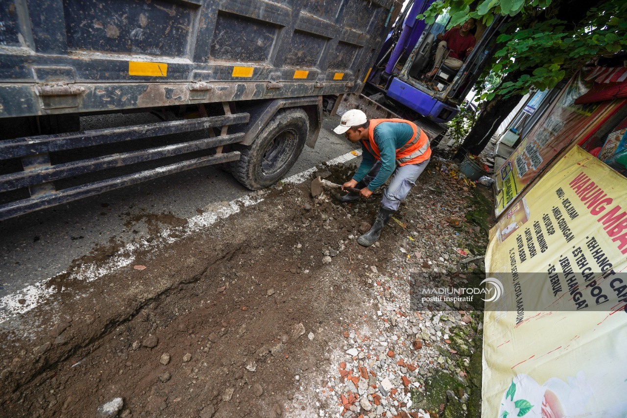 Foto 5 dari 6: Ada 17 Paket Pelebaran dan Pembangunan Jalan di APBD Perubahan, Rata-rata Pekerjaan Sudah 60 Persen