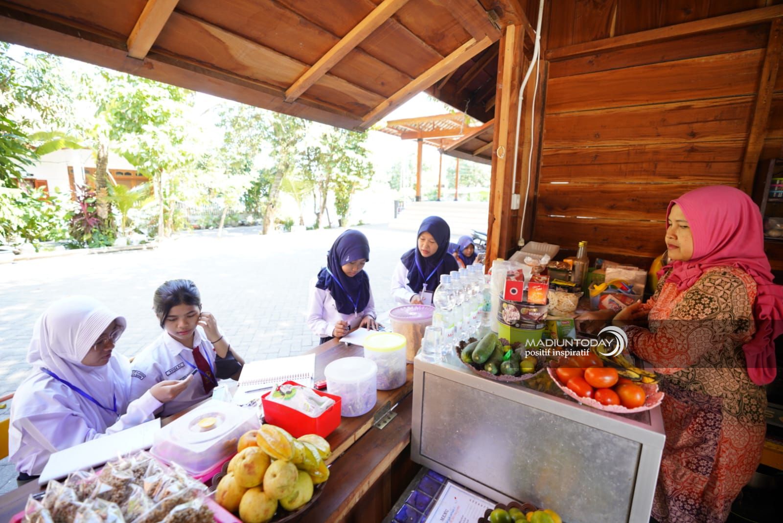 Foto 5 dari 9: Tak Hanya Lingkungan Sekolah, MPLS SMPN 1 Juga Kenalkan Lapak UMKM Kota Pendekar