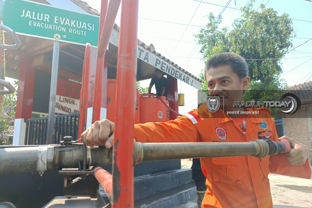Foto 2 dari 5: Kemarau Berdampak pada Sumber Air, BPBD Suplai Air Bersih ke Kelun