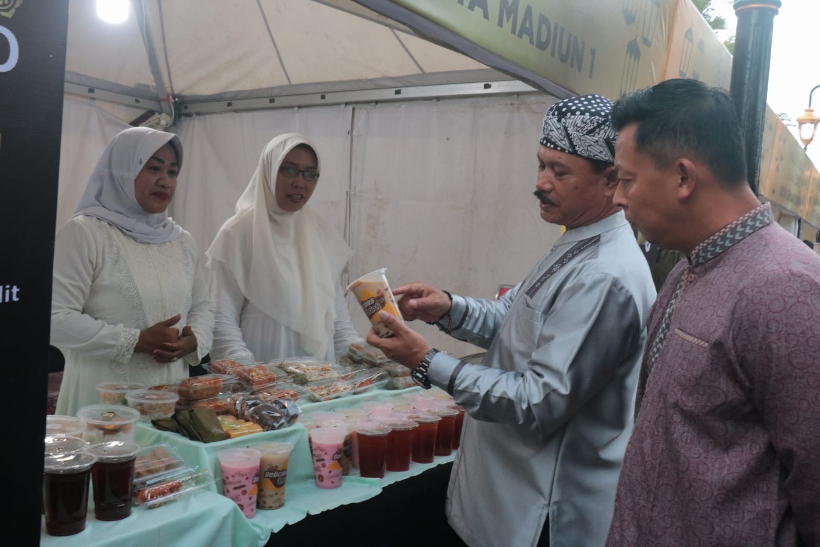 Foto 11 dari 17: Buka Festival Ramadan Bluder Cokro, Wali Kota Harap UMKM Kota Go Internasional