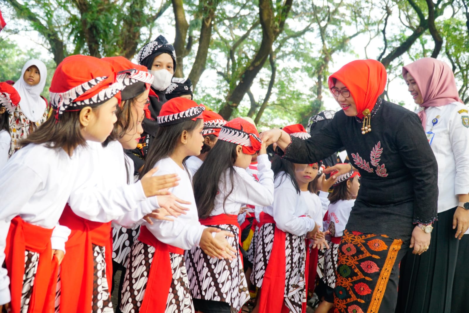 Foto 2 dari 12: Peringati Hardiknas dan Hari Kartini, 1.600 Anak TK se-Kecamatan Taman Gelar Pawai Budaya, Bunda PAUD Beri Apresiasi