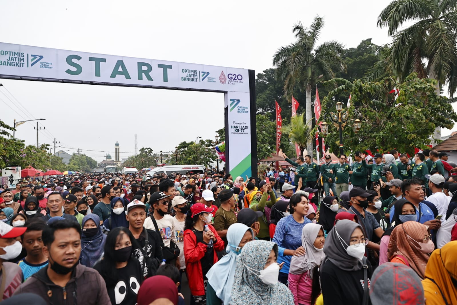 Foto 4 dari 10: Hadiri Jalan Sehat Gubernur Jatim, Wali Kota Apresiasi Antusiasme Warga