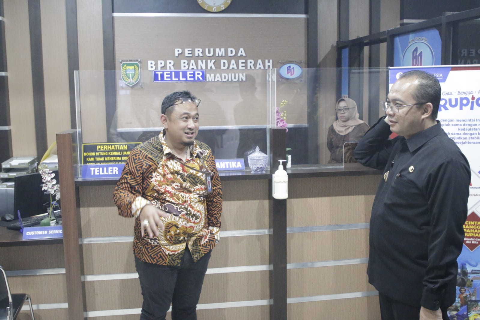 Foto 6 dari 17: Kunjungan Kantor Perumda BPR Bank Daerah Kota Madiun, Pj Wali Kota Apresiasi Kinerja Dan Dorong Inovasi Untuk Tingkatkan Performa Pegawai