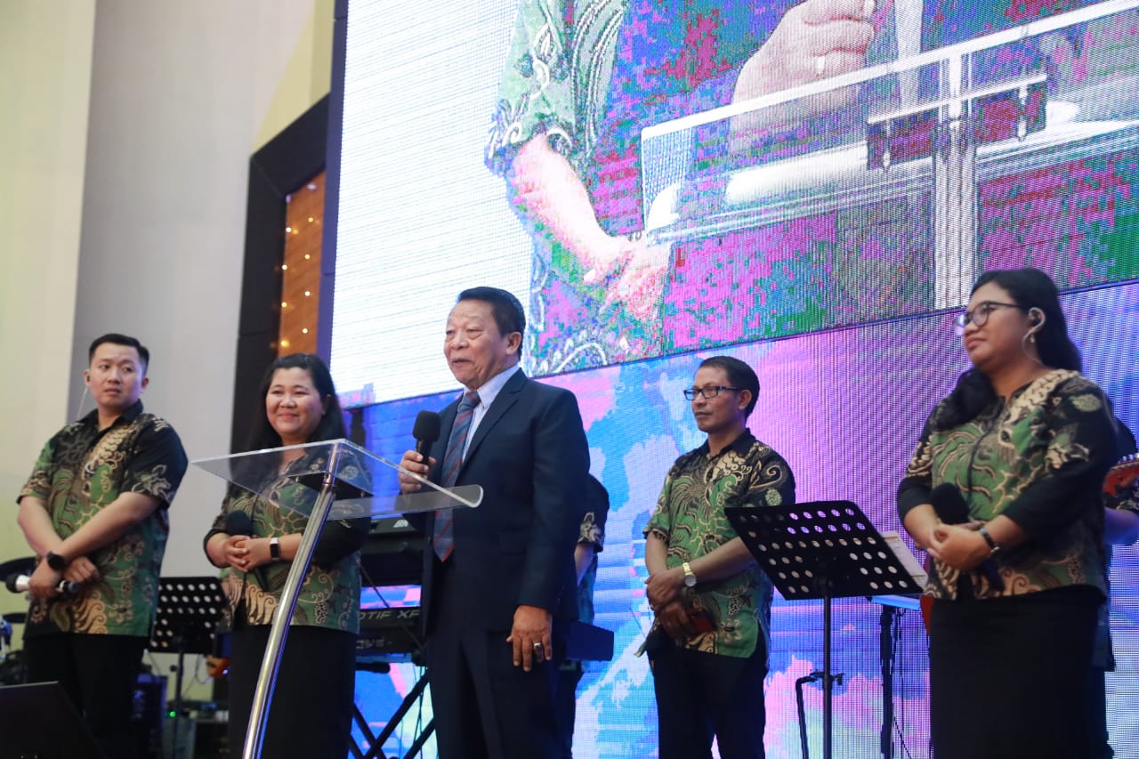 Foto 13 dari 21: Hadiri Misa Perayaan Natal, Wali Kota Dr. Maidi Harap Kebahagiaan dan Kesejahteraan Dirasakan Semua