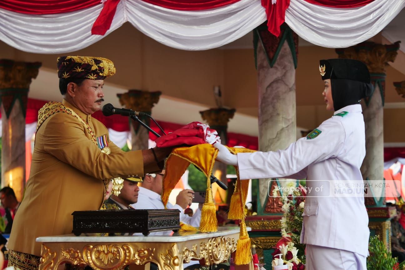 Foto 5 dari 9: Upacara Penurunan Bendera Berlangsung Khidmat, Peserta Kenakan Pakaian Adat