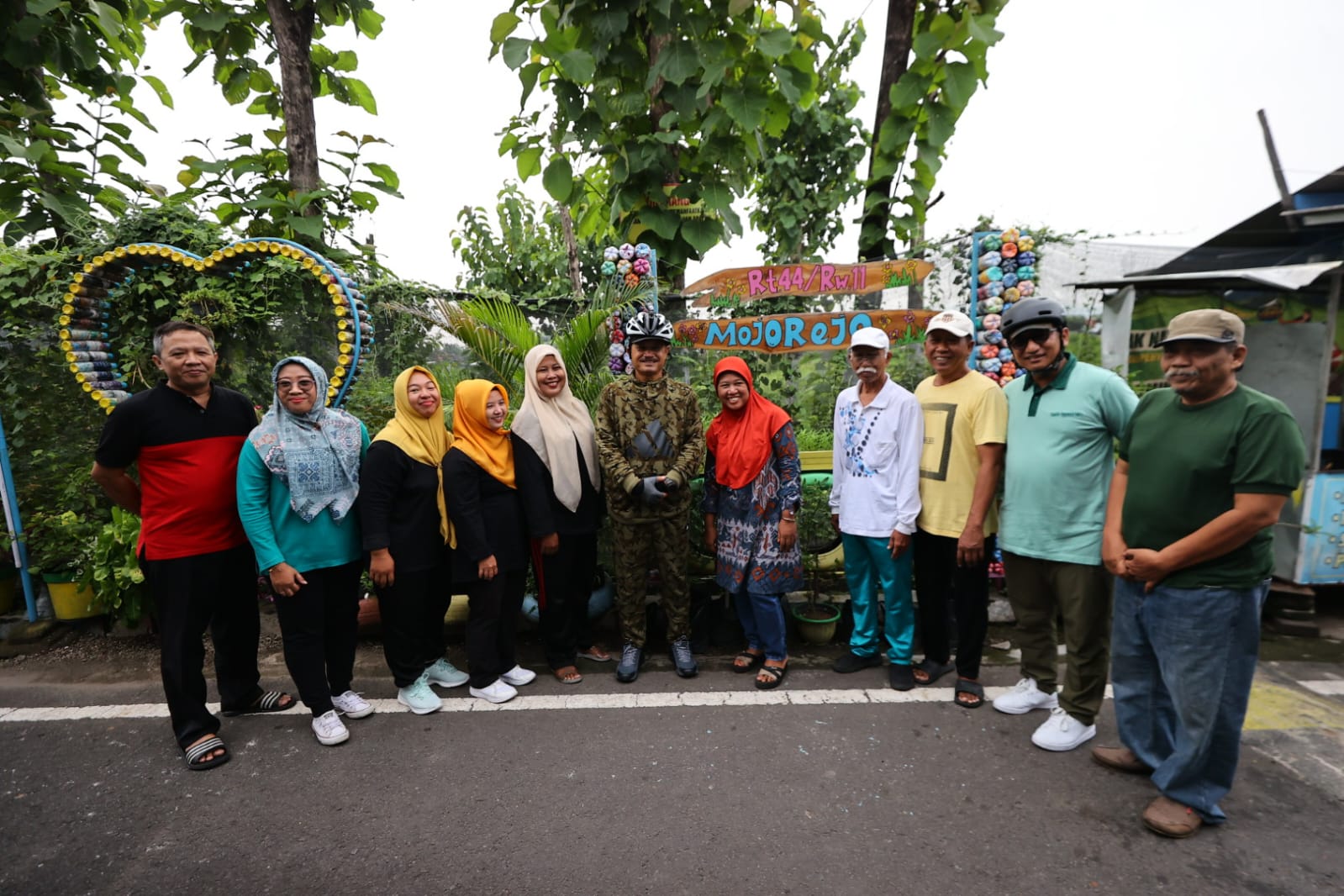 Foto 9 dari 9: Sembari Bersepeda, Wali Kota Cek Pavingisasi dan Resmikan Fasum