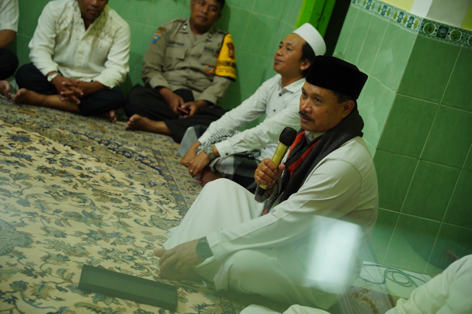 Foto 4 dari 10: Salat Isya di Musala Baitul Adzim gang Lodayan, Wali Kota Ajak Warga Makin Optimalkan Kawasan PRC