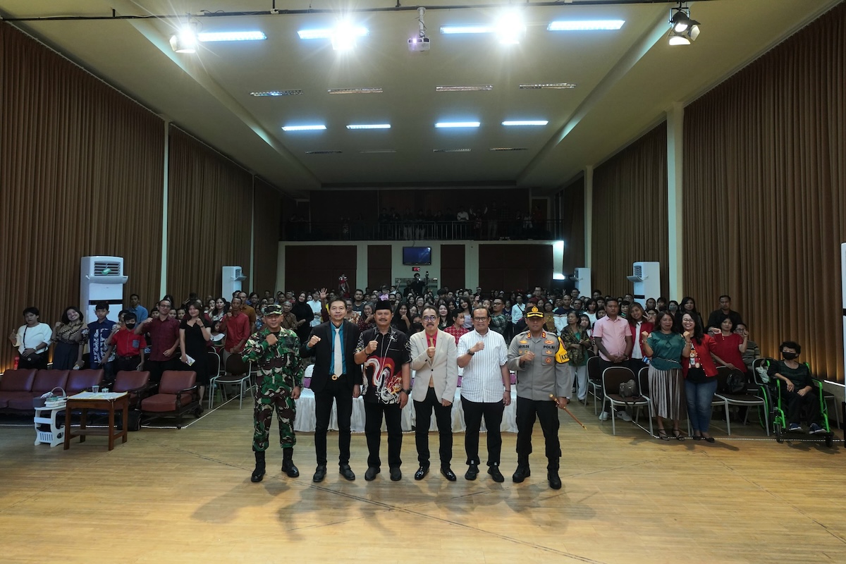 Foto 4 dari 21: Hadiri Misa Perayaan Natal, Wali Kota Dr. Maidi Harap Kebahagiaan dan Kesejahteraan Dirasakan Semua