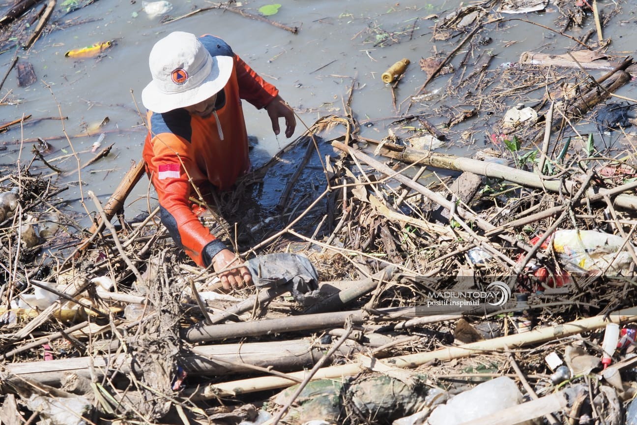 Foto 4 dari 8: Antisipasi Musim Penghujan, BPBD Bersih-Bersih Kali Piring