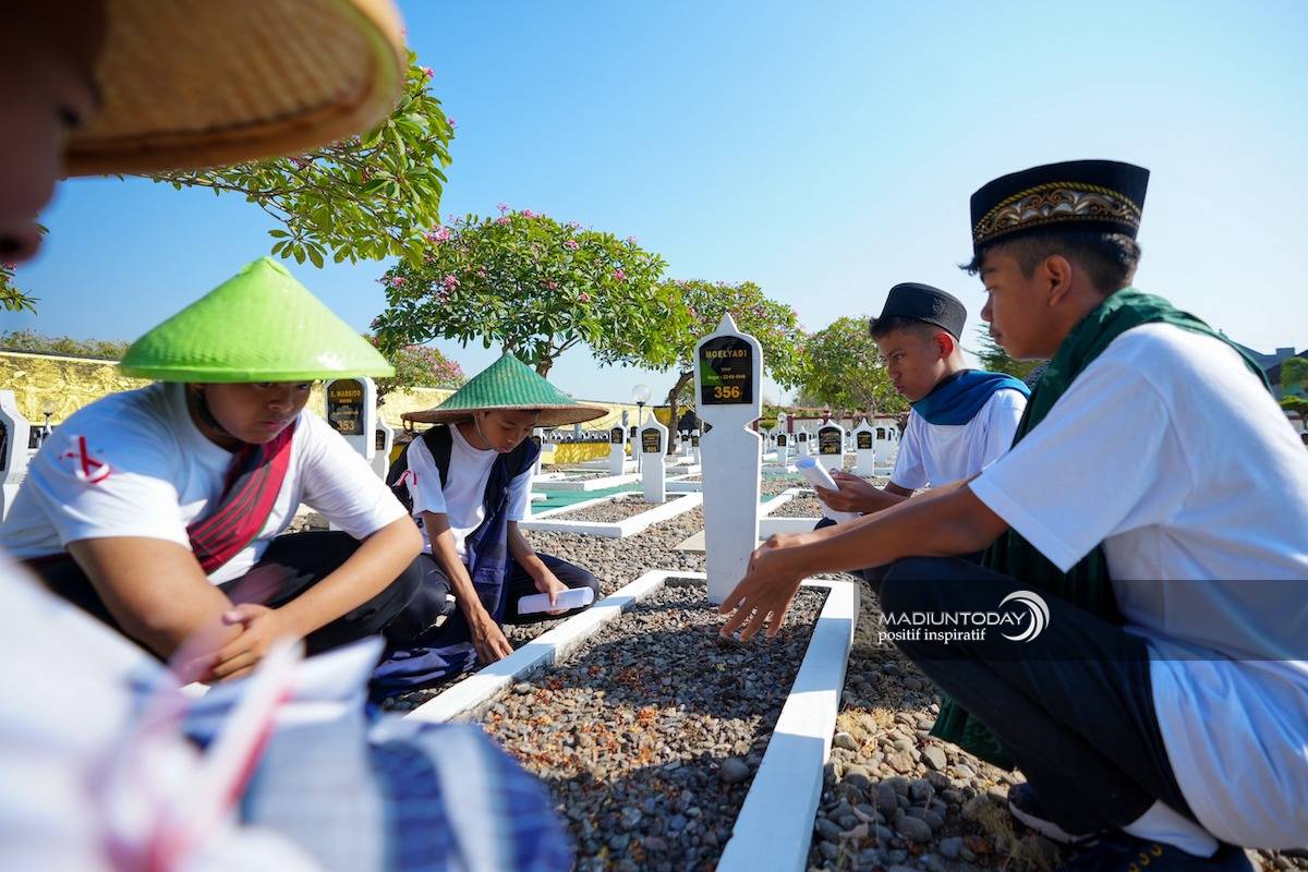 Foto 6 dari 9: Peringati HUT Sekolah, Siswa SMPN 2 Kota Madiun Napak Tilas Ke Tugu Pahlawan