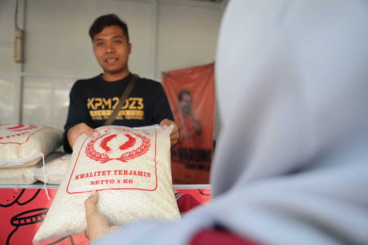 Foto 3 dari 7: Senang Ada Beras Subsidi Di Wartek Merpati, Warga Harap Program Terus Berlanjut
