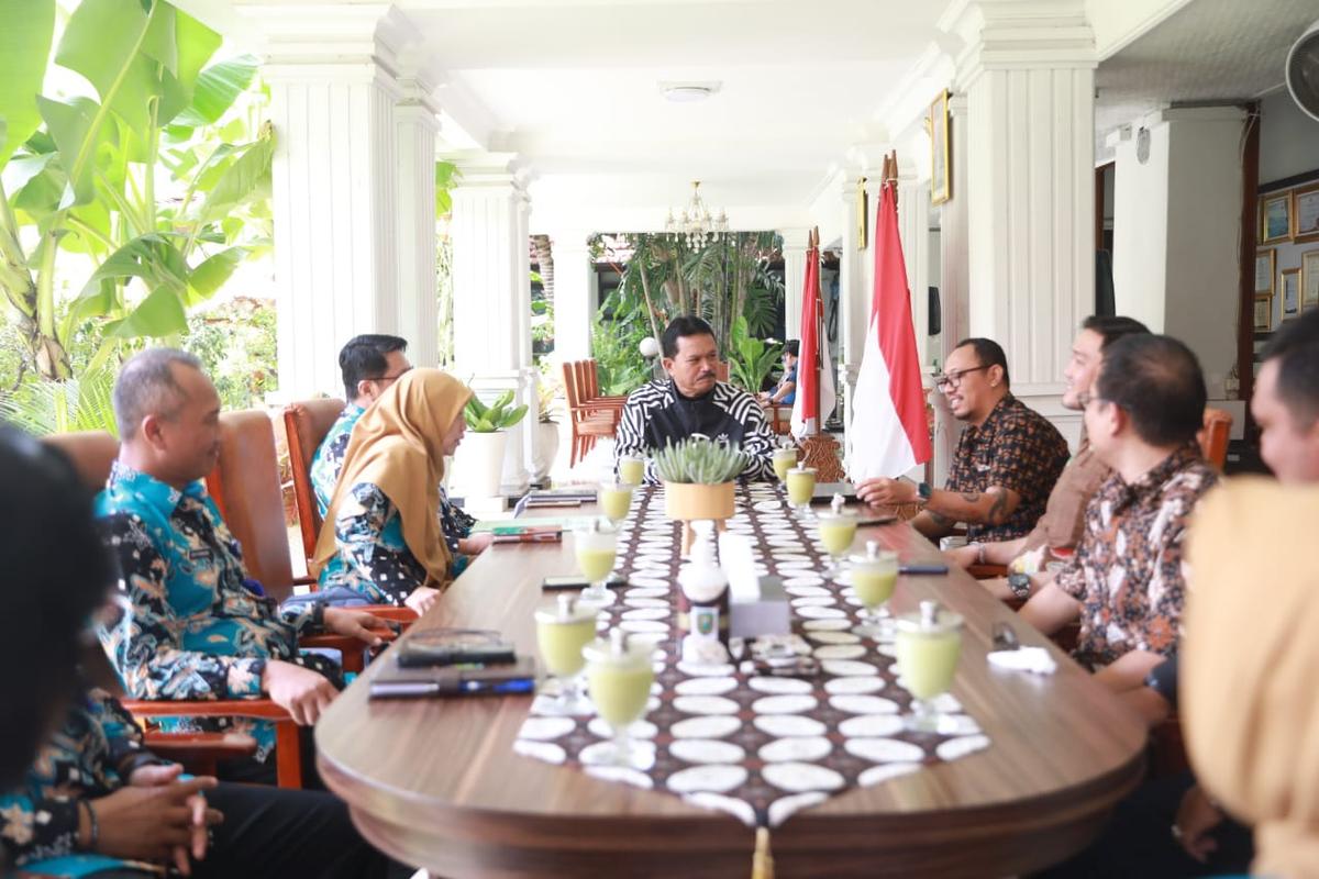 Foto utama berita: Layani Lima Audiensi, Wali Kota Bahas Investasi Hingga Kerja Sama Pembangunan Di Kota Madiun