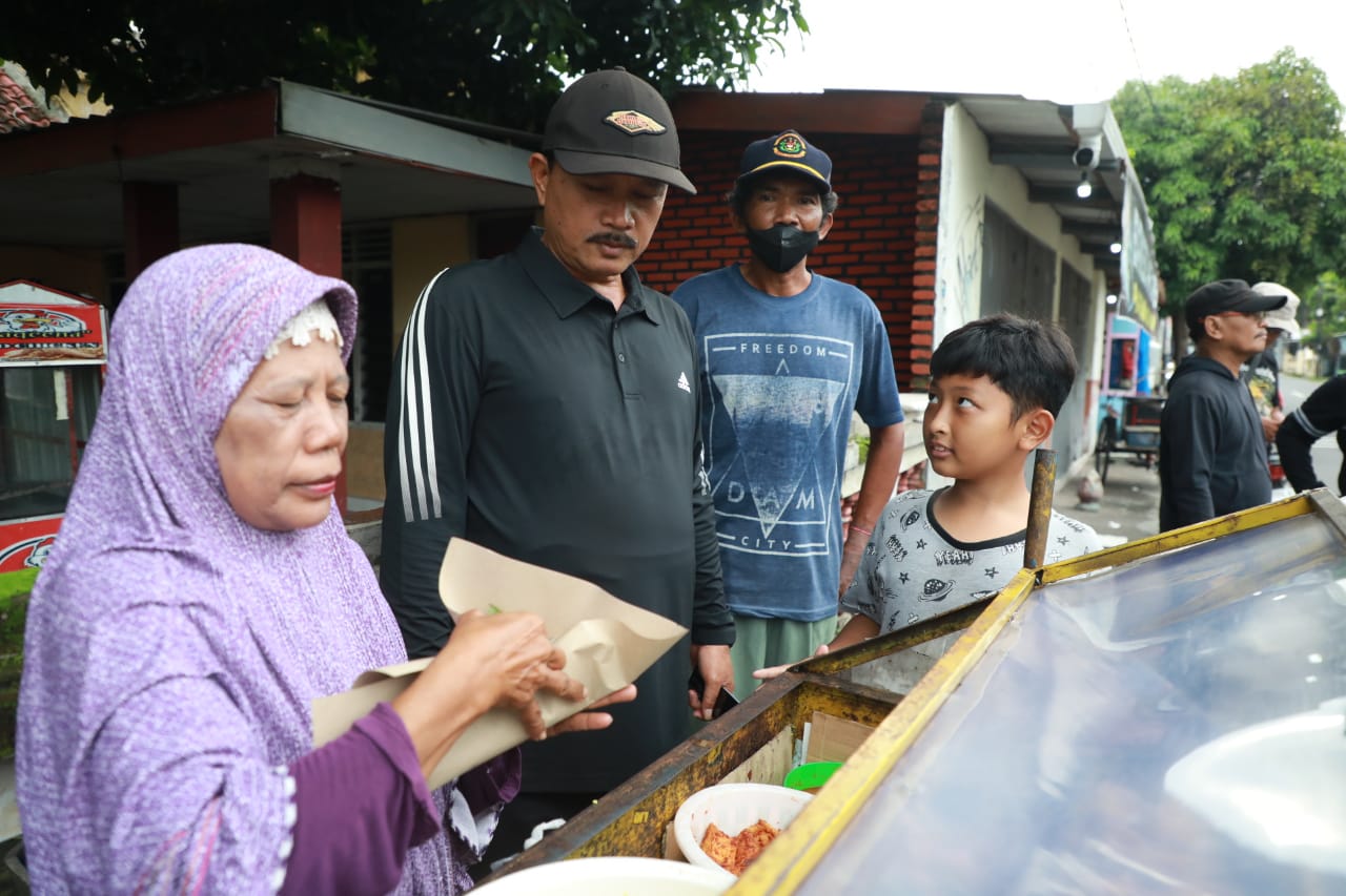 Foto 2 dari 12: Tak Hanya Tinjau Saluran, Wali Kota Juga Borong Makanan untuk Dibagikan