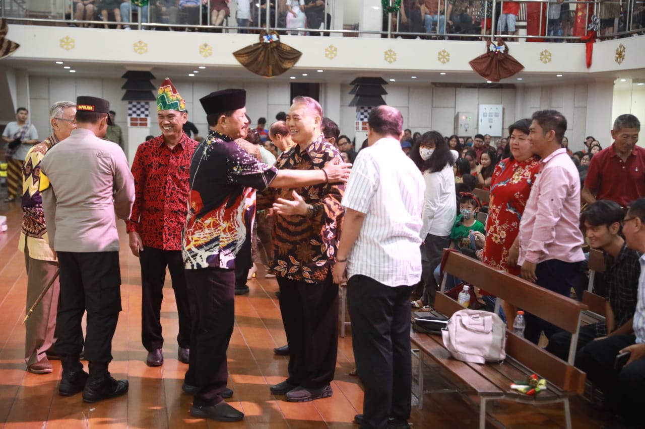 Foto 20 dari 21: Hadiri Misa Perayaan Natal, Wali Kota Dr. Maidi Harap Kebahagiaan dan Kesejahteraan Dirasakan Semua