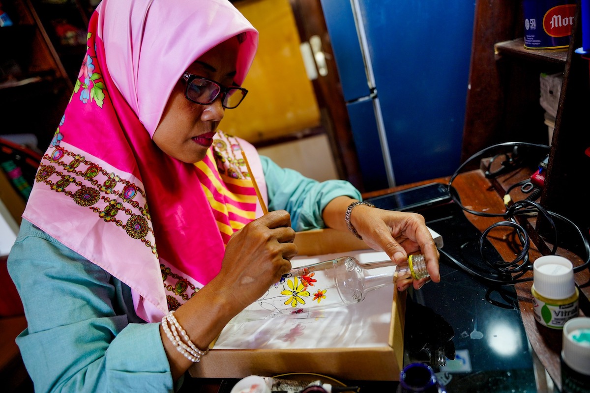 Foto 6 dari 9: Cantiknya Glass Painting Berhias Lampu Karya Myartin Indriawatie