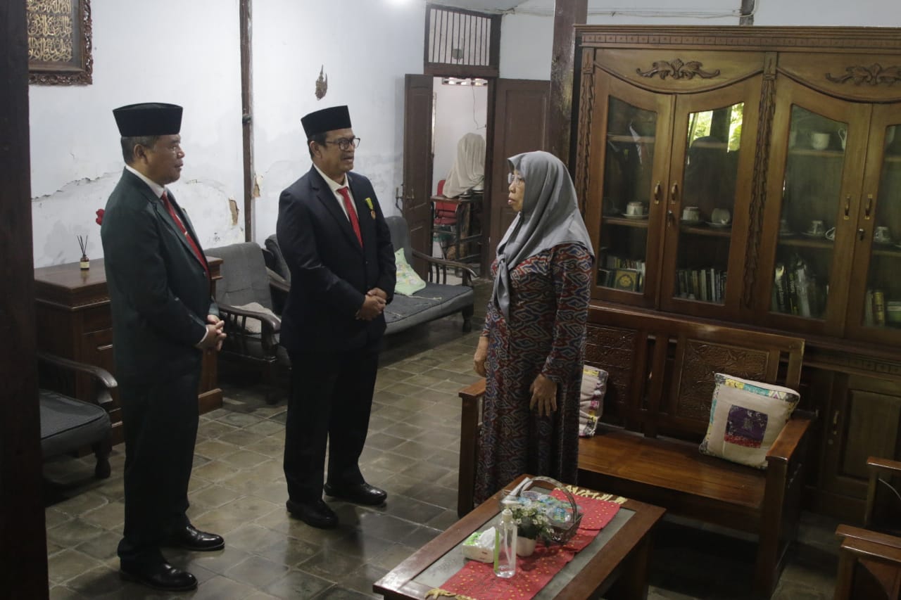 Foto 3 dari 6: Bentuk Penghormatan Bagi Pahlawan Negeri, Sekda Salurkan Tali Asih Bagi Janda Perintis