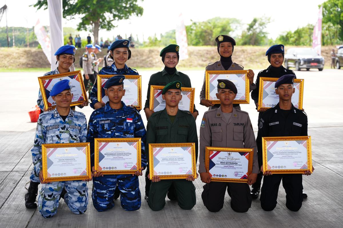 Foto 14 dari 14: Hadiri Pembaretan Taruna-Taruni SMAN Taruna se-Jawa Timur, Pj Wali Kota: Ini Modal Besar Menapaki Proses Pendidikan Selanjutnya
