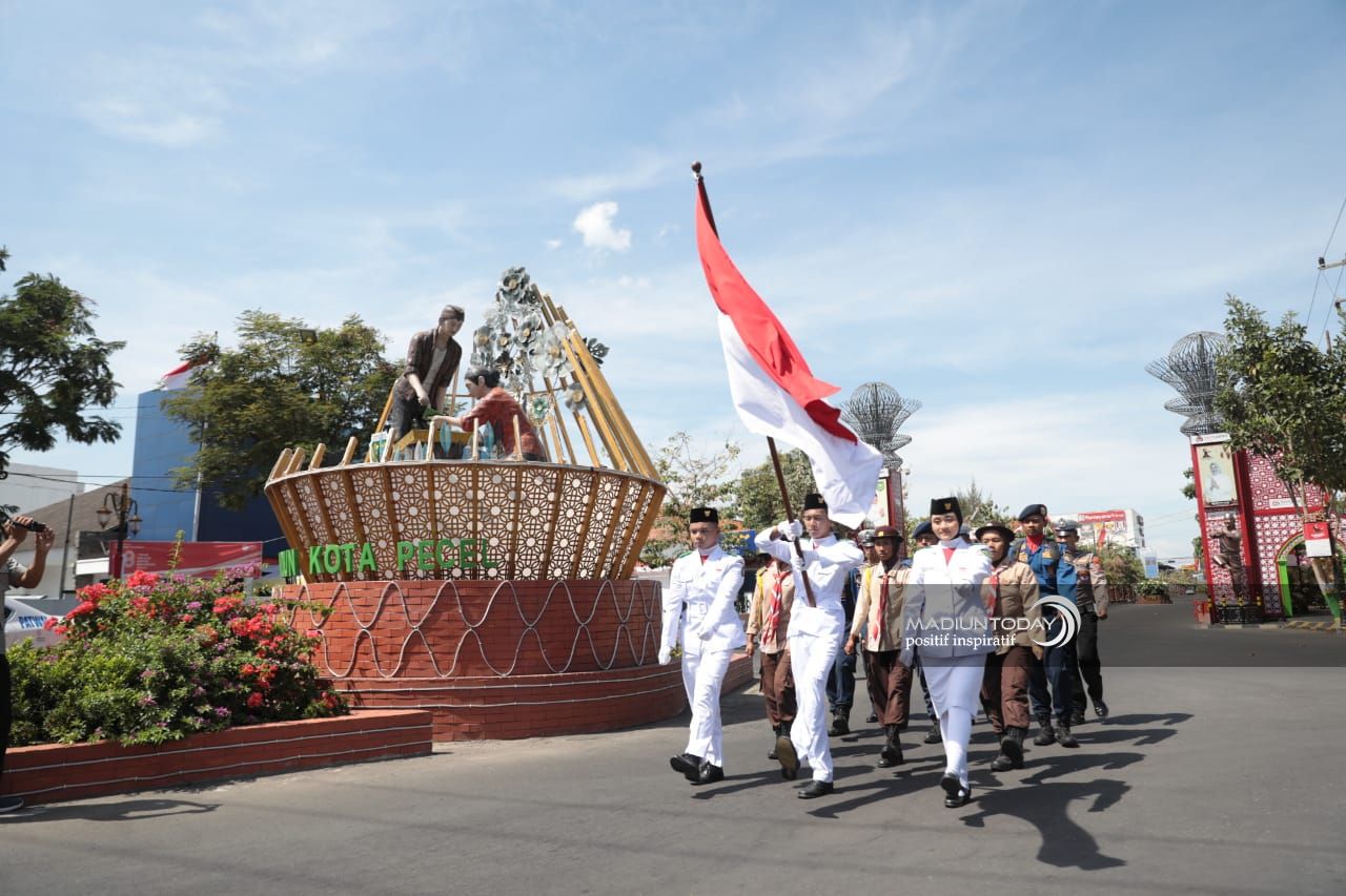Foto utama berita: Peringati Detik Proklamasi, Masyarakat Mengheningkan Cipta di Lima Simpang Jalan