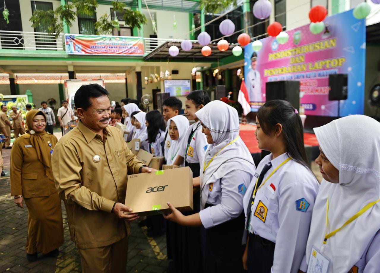 Foto utama berita: GEBYAR LAPTOP CHROMEBOOK DAN PENGHARGAAN REKOR MURI