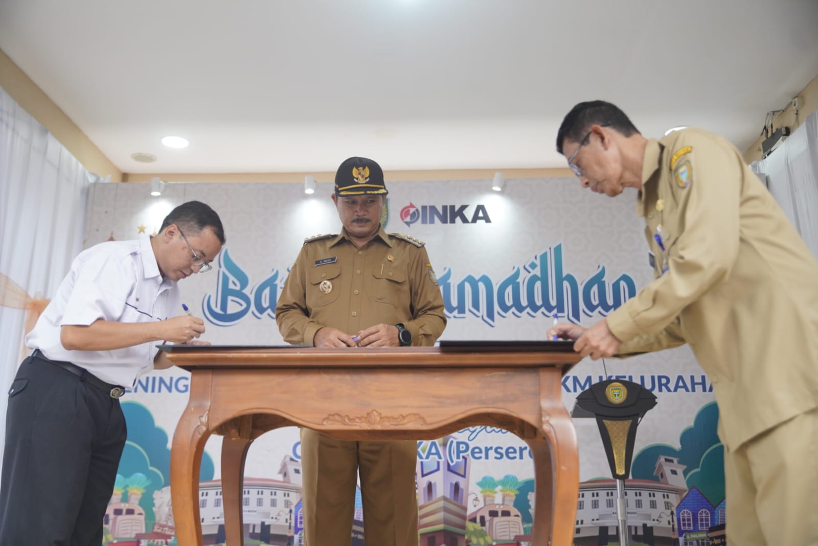 Foto 8 dari 9: Wali Kota Maidi Serahkan Bantuan CSR Hingga Buka Bazar Takjil Lapak UMKM