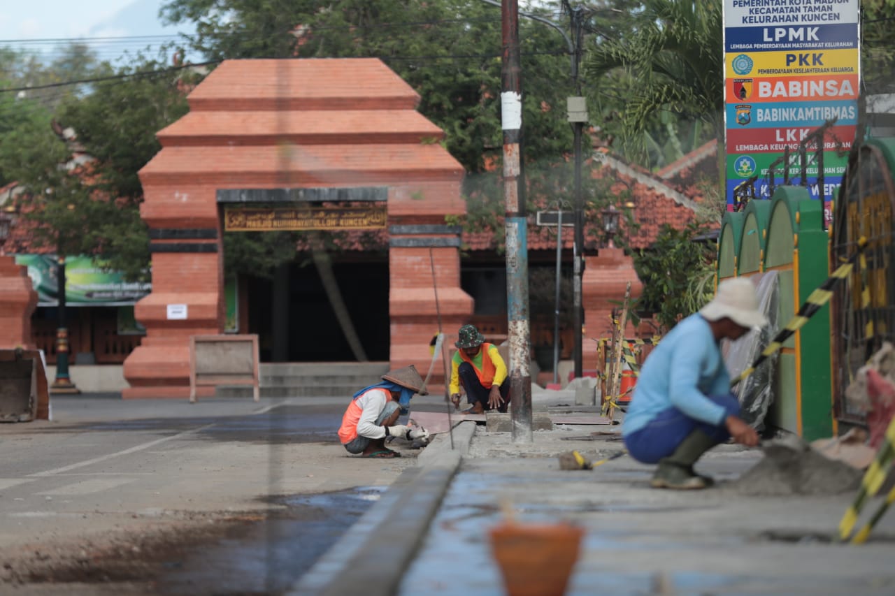 Foto 1 dari 9: Pekerjaan Wajib Terhenti H-7 Lebaran, PU Kebut Pekerjaan Sekitaran Masjid Kuncen