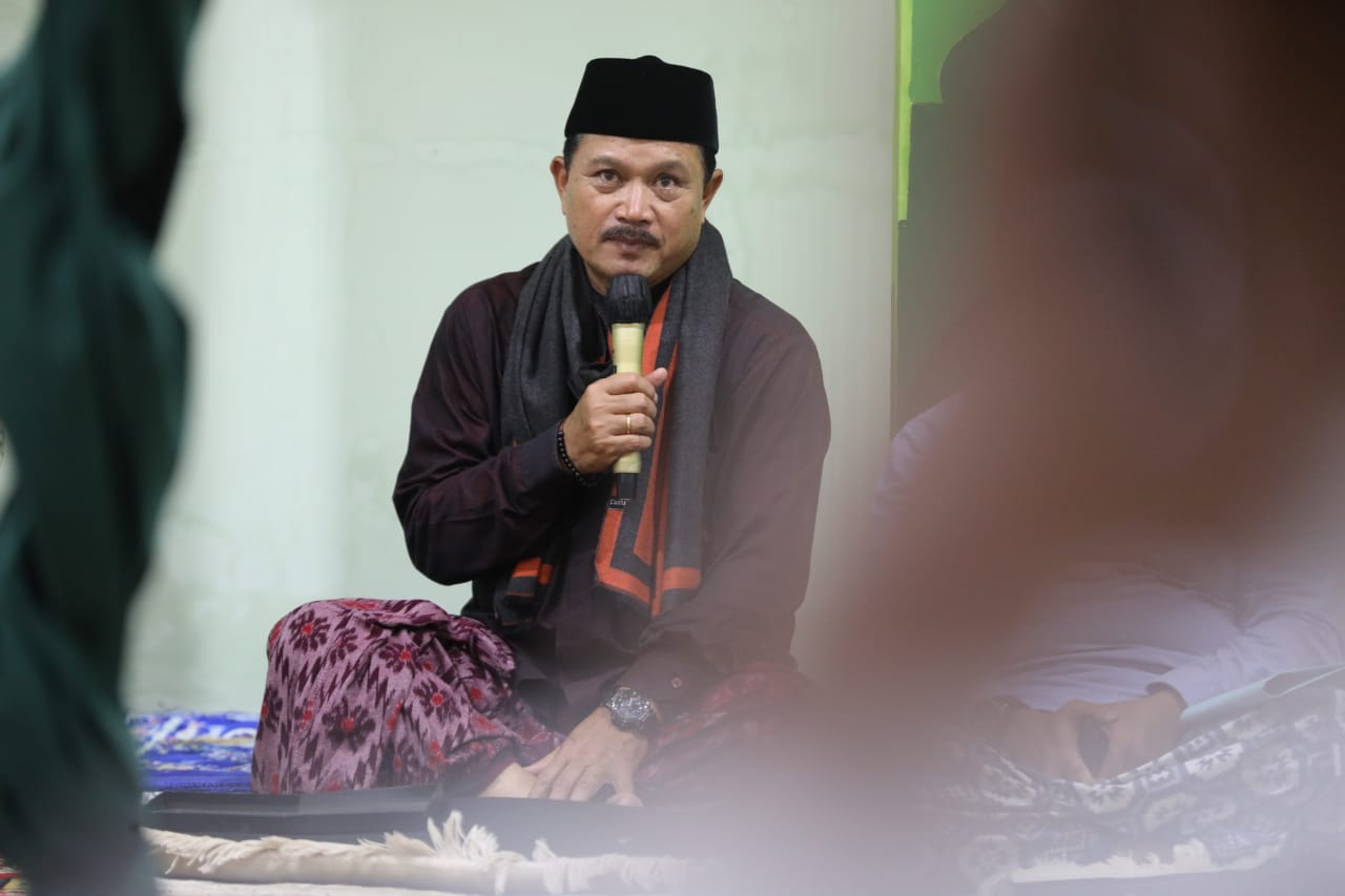 Foto 1 dari 11: Salat Isya di Mushala Al-Ikhlas Ngegong, Wali Kota Sampaikan Program Pembangunan