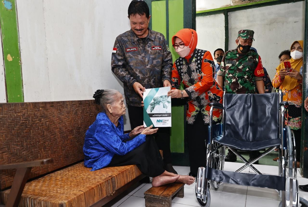 Foto utama berita: Wali Kota Salurkan Bantuan Kursi Roda Dan Tongkat Jalan Bagi Warga Yang Membutuhkan