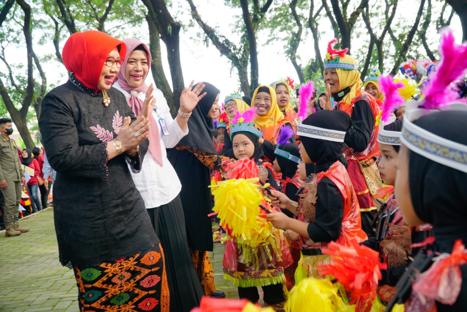 Foto 3 dari 12: Peringati Hardiknas dan Hari Kartini, 1.600 Anak TK se-Kecamatan Taman Gelar Pawai Budaya, Bunda PAUD Beri Apresiasi
