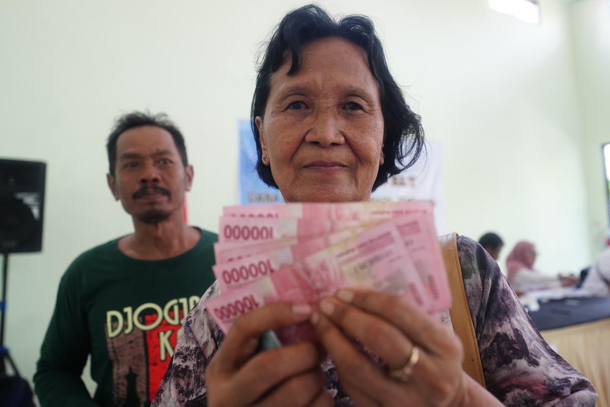 Foto 7 dari 19: Dinsos PPPA Kembali Salurkan BLT Daerah dan DBHCHT, Ada 3.353 Penerima