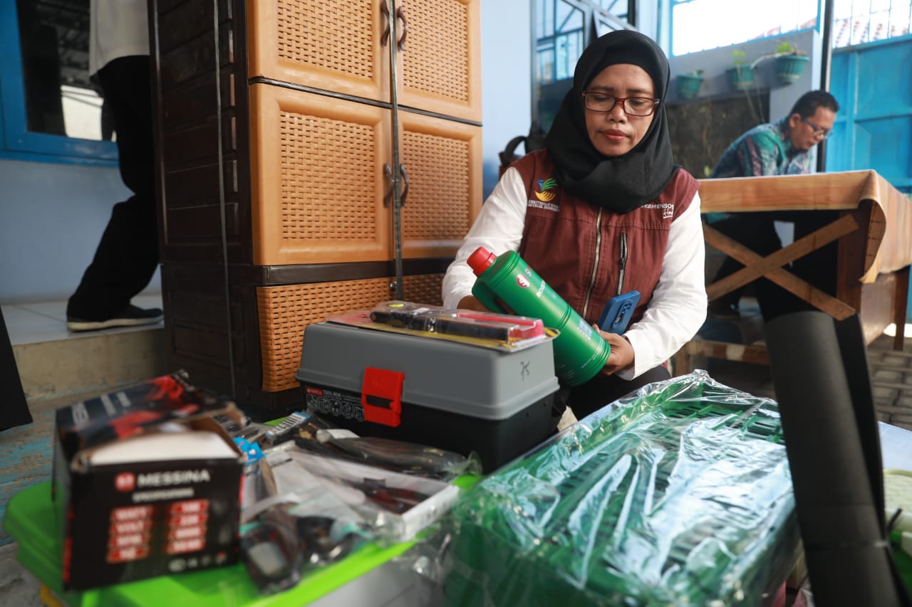 Foto utama berita: Kemensos Salurkan Bantuan Bagi KPM PKH Graduasi