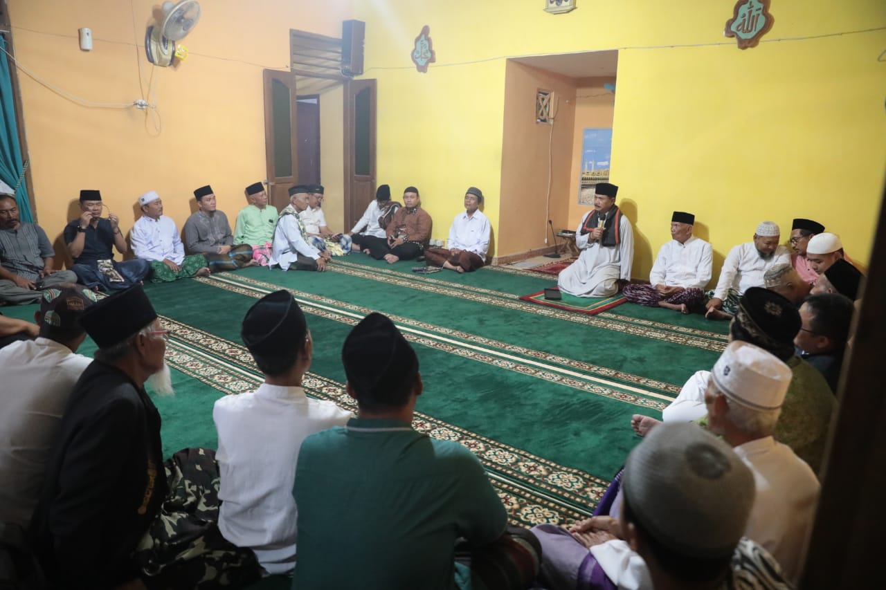 Foto 3 dari 12: Gelar Salat Isya di Masjid Al Hikmah Wali Kota Salurkan Bantuan Pada Musala dan Warga