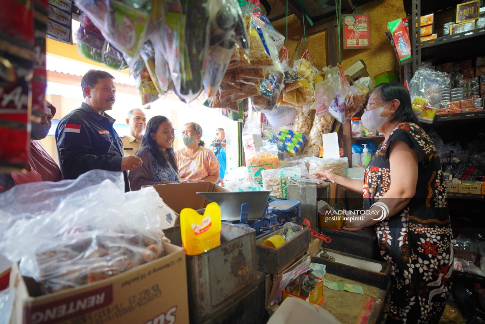 Foto 7 dari 10: Subsidi Pasar Makin Meluas, Wali Kota : Pemerataan Harga Untuk Selamatkan Pedagang