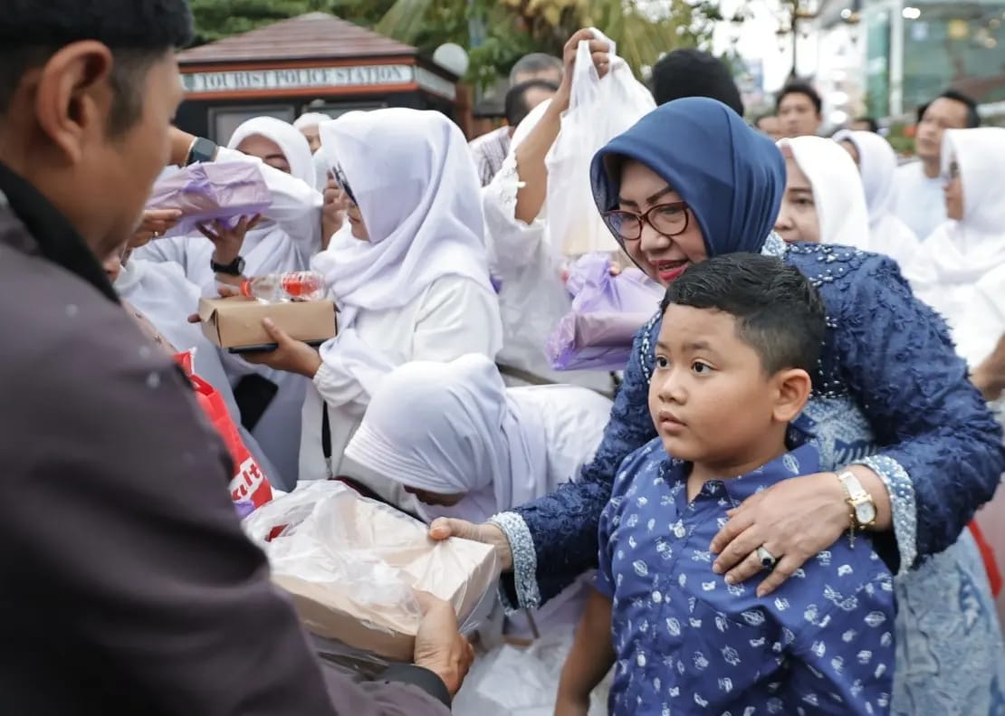 Foto 3 dari 8: Bagi Takjil Dengan UMKM Dan SMPN 1, Wali Kota : Ajang Pelajaran Peduli Sesama