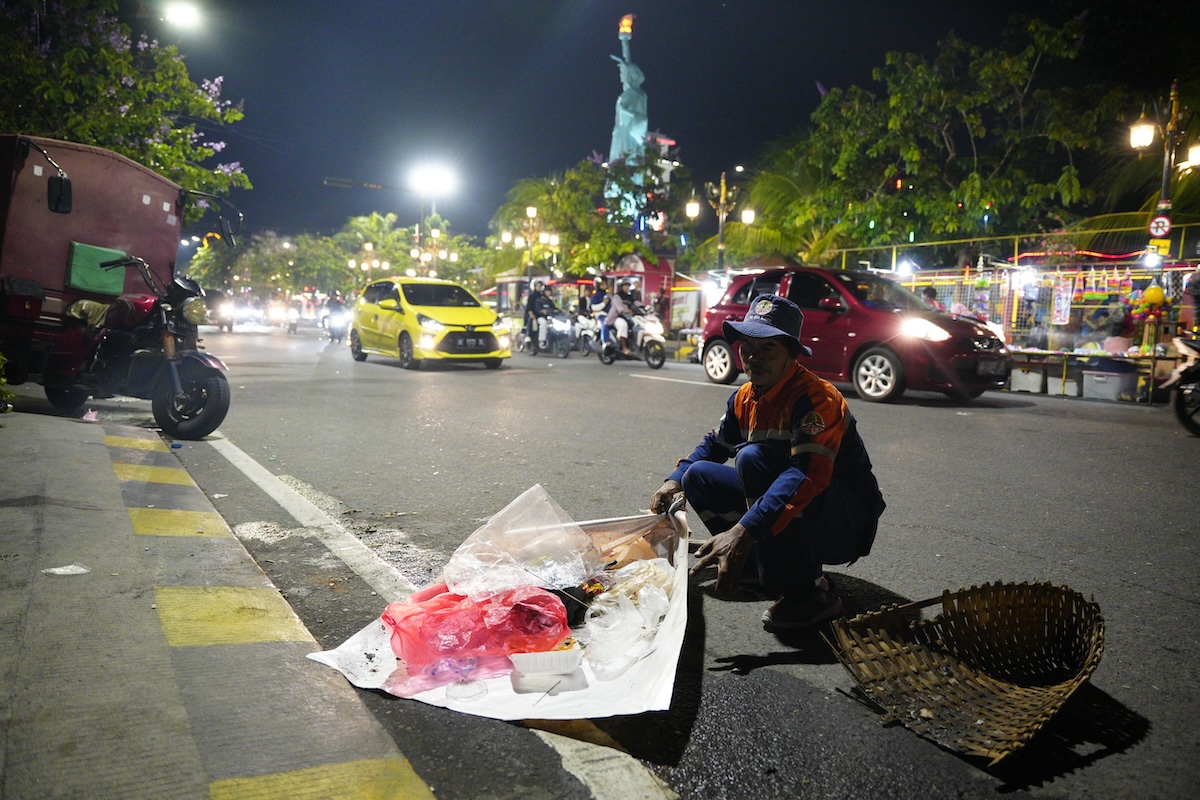 Foto 6 dari 6: Gercep! Petugas Kebersihan Bersihkan Sisa Sampah Malam Tahun Baru