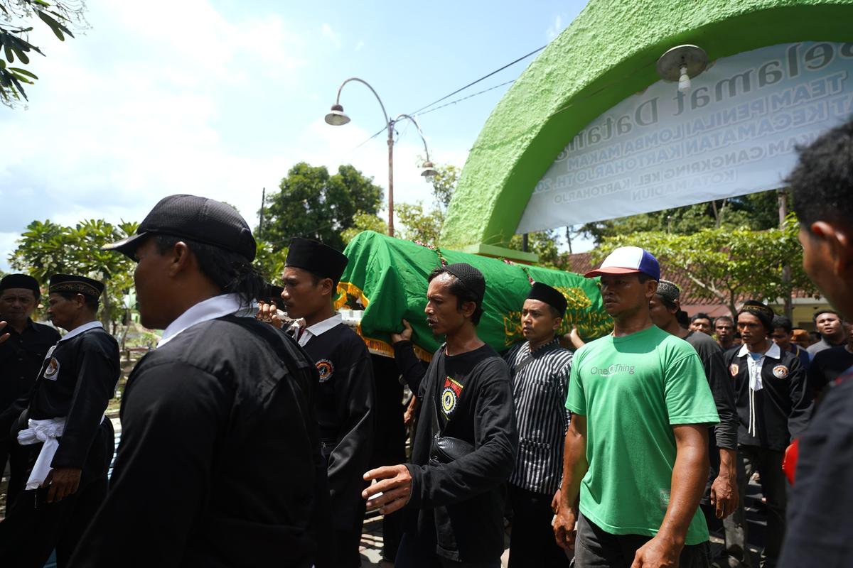 Foto 6 dari 9: Guru Besar Persaudaraan Rasa Tunggal Berpulang, Wali Kota Turut Mengantarkan Sampai Peristirahatan Terakhir