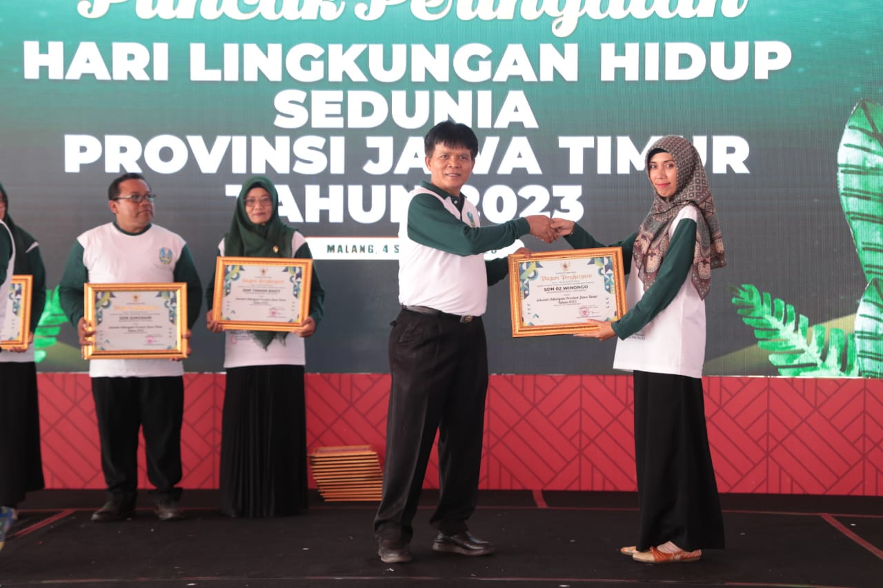Foto 10 dari 10: Borong Penghargaan 11 Sekolah Raih Adiwiyata tingkat Provinsi, 4 Kelurahan Raih Kelurahan Berseri Tingkat Pratama