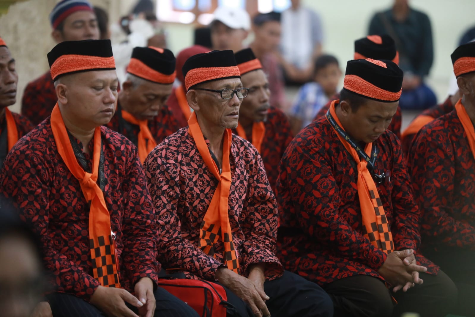 Foto 10 dari 13: Sambut Jamaah Umroh di Masjid Baitul Hakim, Wali Kota Dr.Maidi Pesan Selalu Tanam Kebaikan