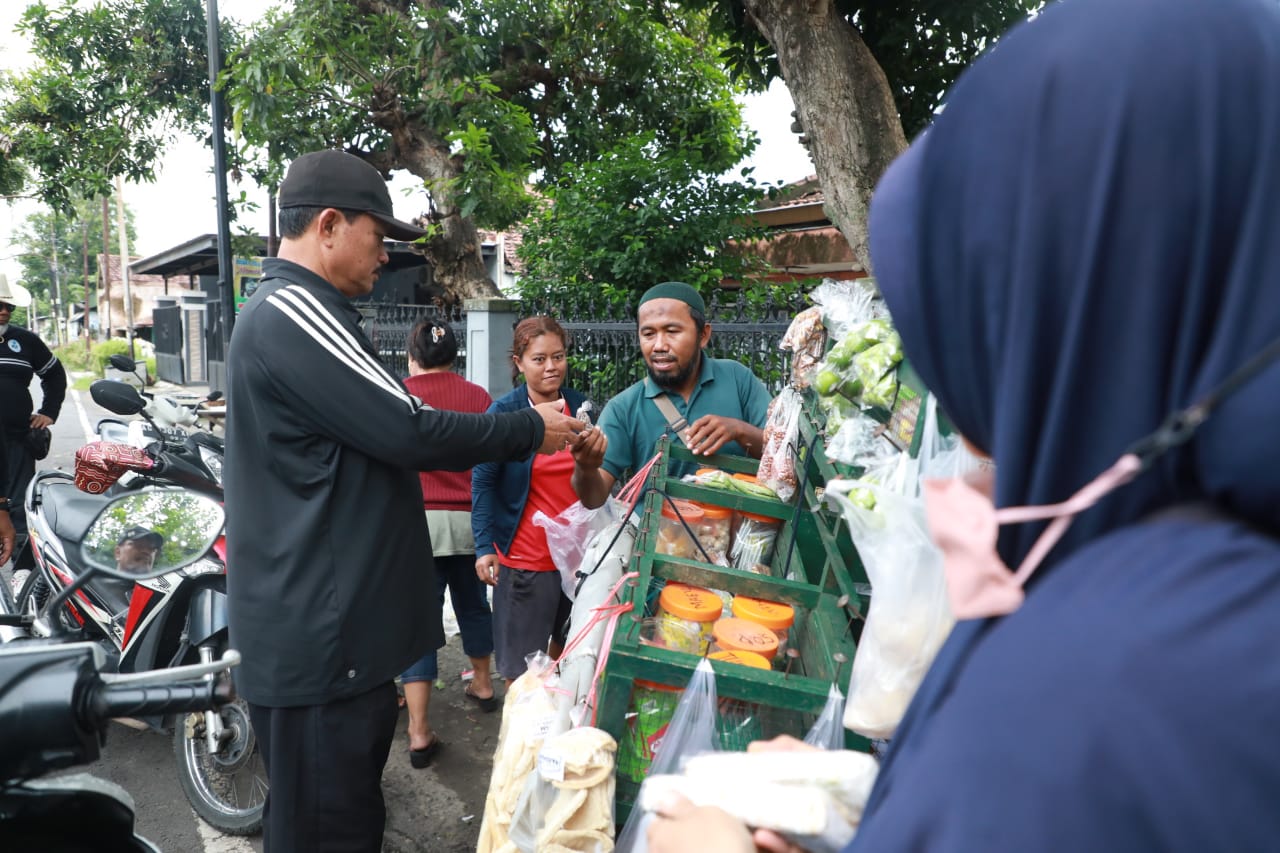 Foto 7 dari 12: Tak Hanya Tinjau Saluran, Wali Kota Juga Borong Makanan untuk Dibagikan