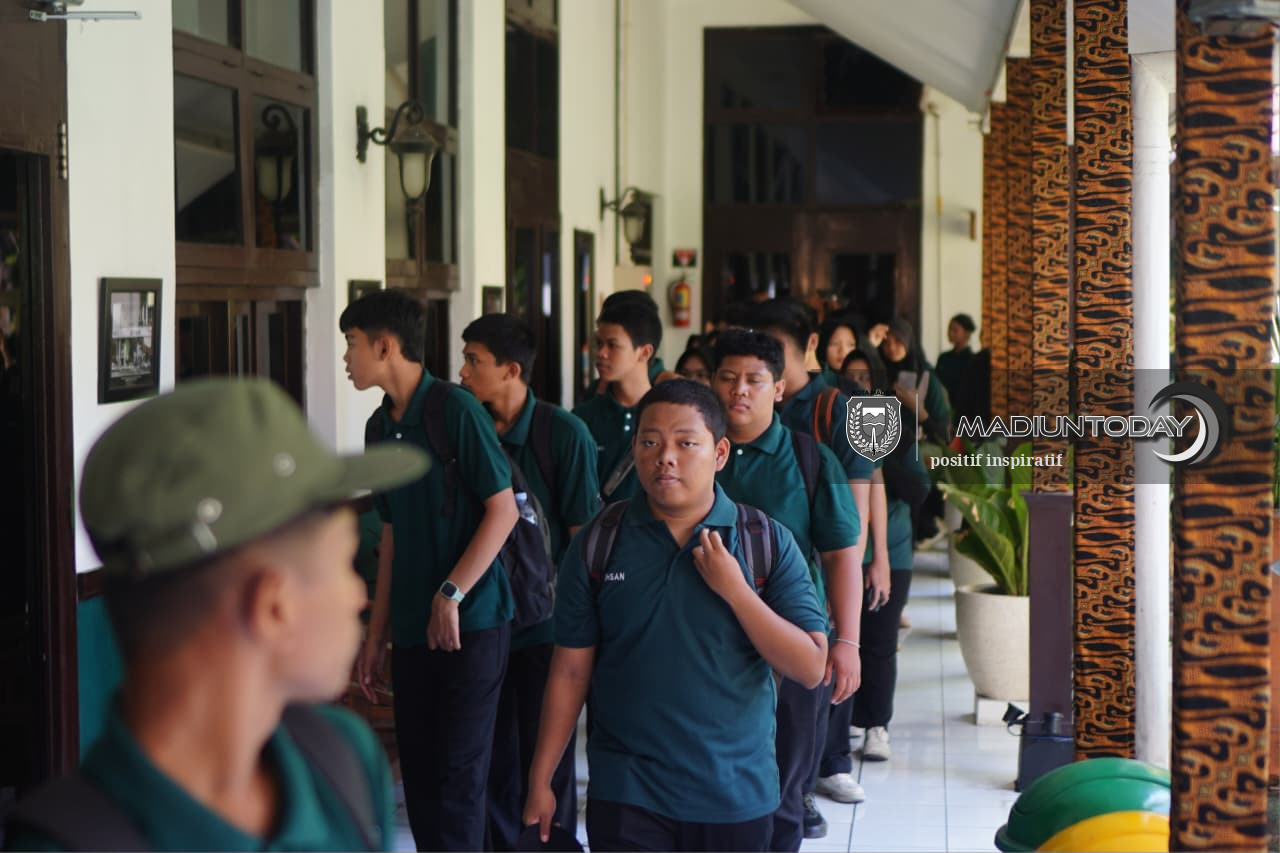 Foto 6 dari 13: Wisata Heritage Jadi Ruang Belajar, Sejarah Kota Madiun Dikenalkan Langsung di Lapangan