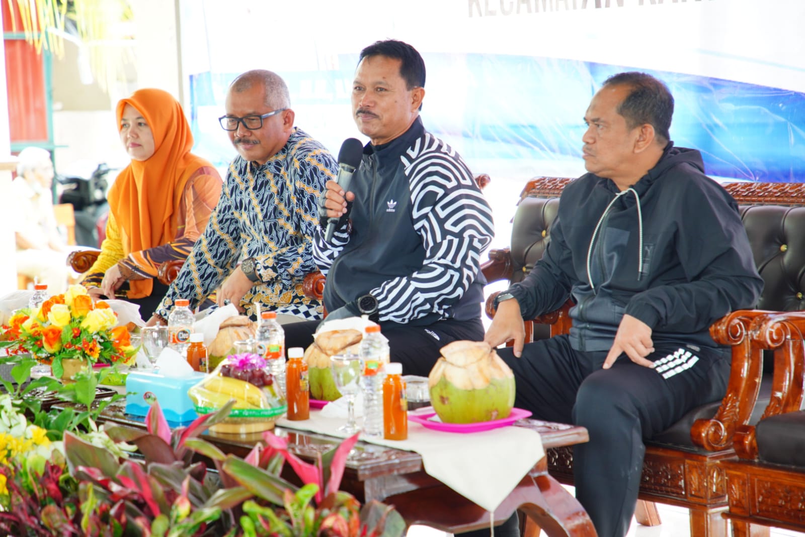 Foto 6 dari 10: Gowes Tiga Kelurahan, Wali Kota Cek Usulan Pembangunan 2024