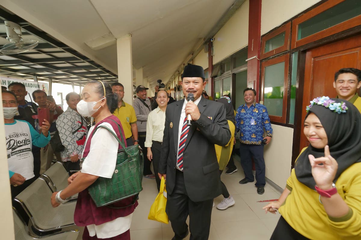 Foto 2 dari 9: Peringati HKN, Wali Kota Senam Hingga Bagikan Hadiah ke Pasien RSUD Kota Madiun