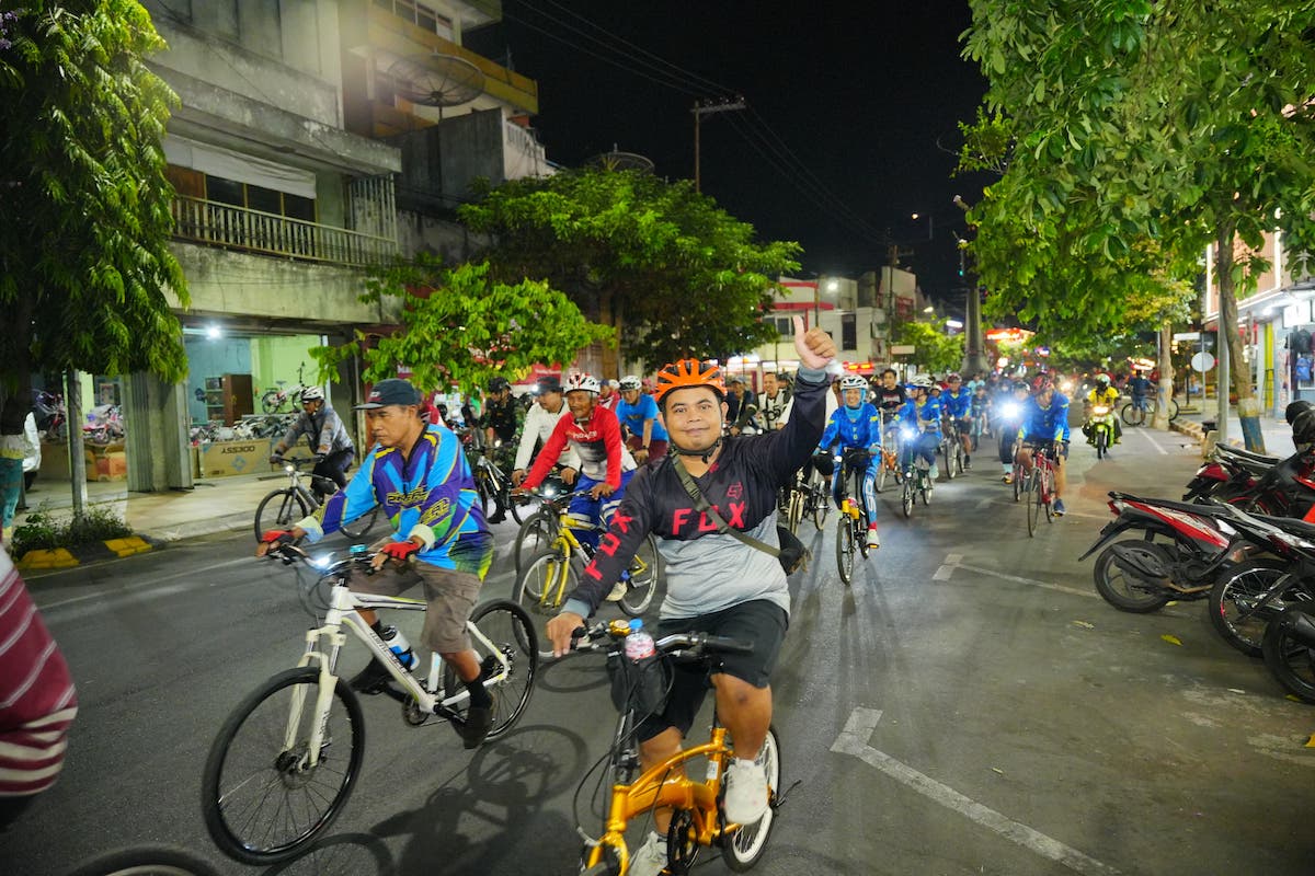Foto 7 dari 8: Buka Event Gowes Malam, Wali Kota Ajak Masyarakat Jaga Kesehatan