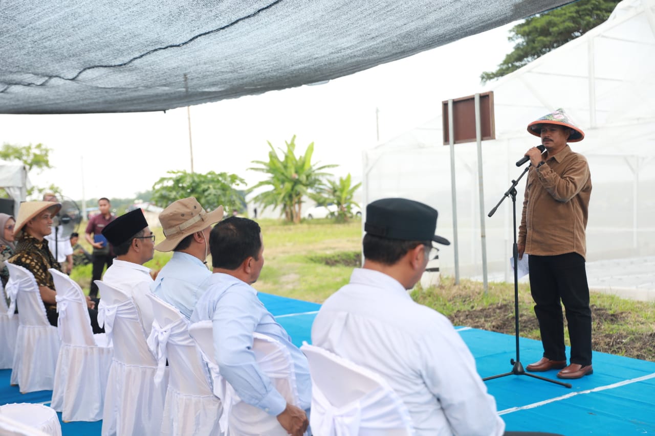 Foto 6 dari 13: Resmikan Greenhouse & Drip Irrigation System Ponpes Al Mardliyyah Madiun, Wali Kota Maidi Harap Bermanfaat