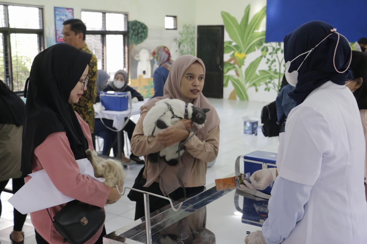 Foto utama berita: Antisipasi Kasus Rabies, Warga Vaksin Hewan Peliharaan Di DKPP