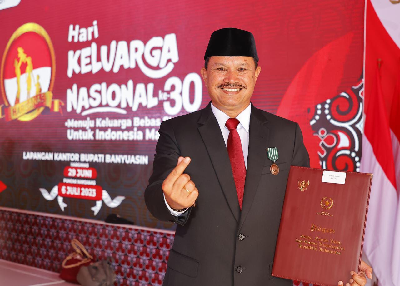 Foto 1 dari 2: Sukses Tingkatkan Upaya Pembangunan Manusia, Wali Kota Diganjar Satyalancana Wira Karya