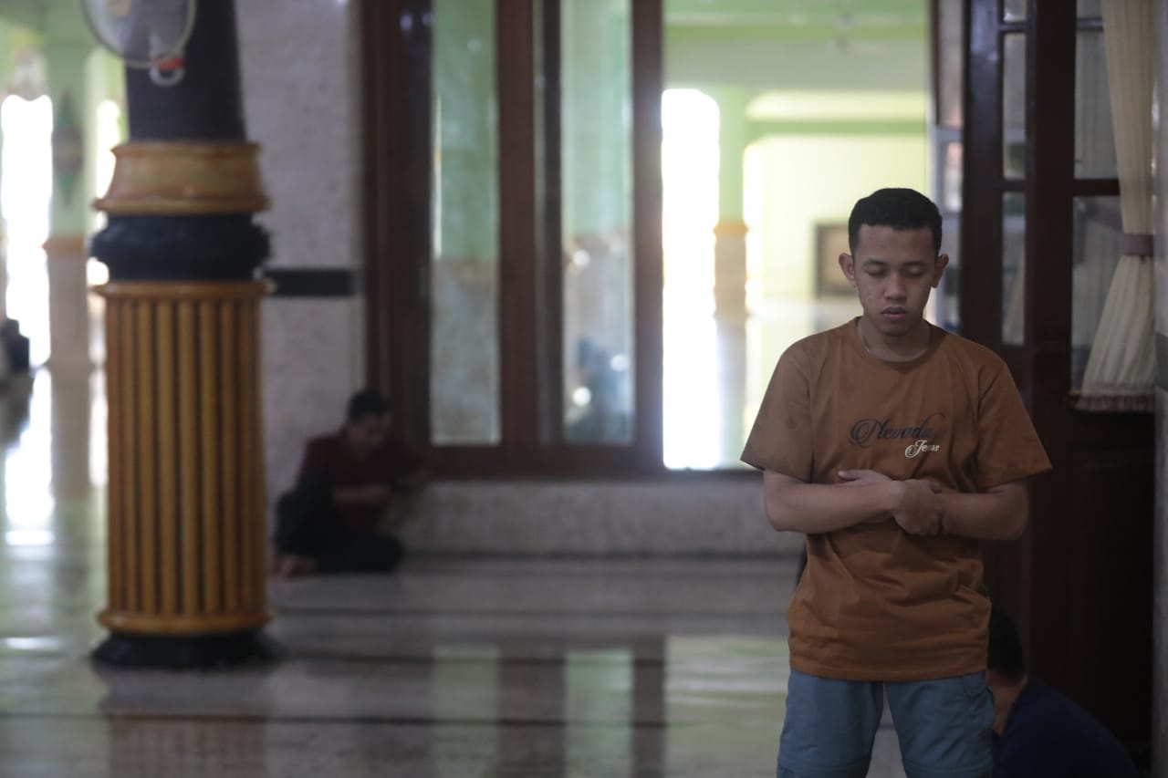 Foto 3 dari 5: Sambut Fenomena Alam, Warga Kota Madiun Gelar Salat Gerhana