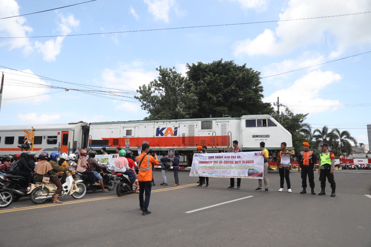 Foto 4 dari 8: Antisipasi Kecelakaan, Daop 7 Gandeng Komunitas Railfans Sosialisasi Keselamatan Di Perlintasan KA