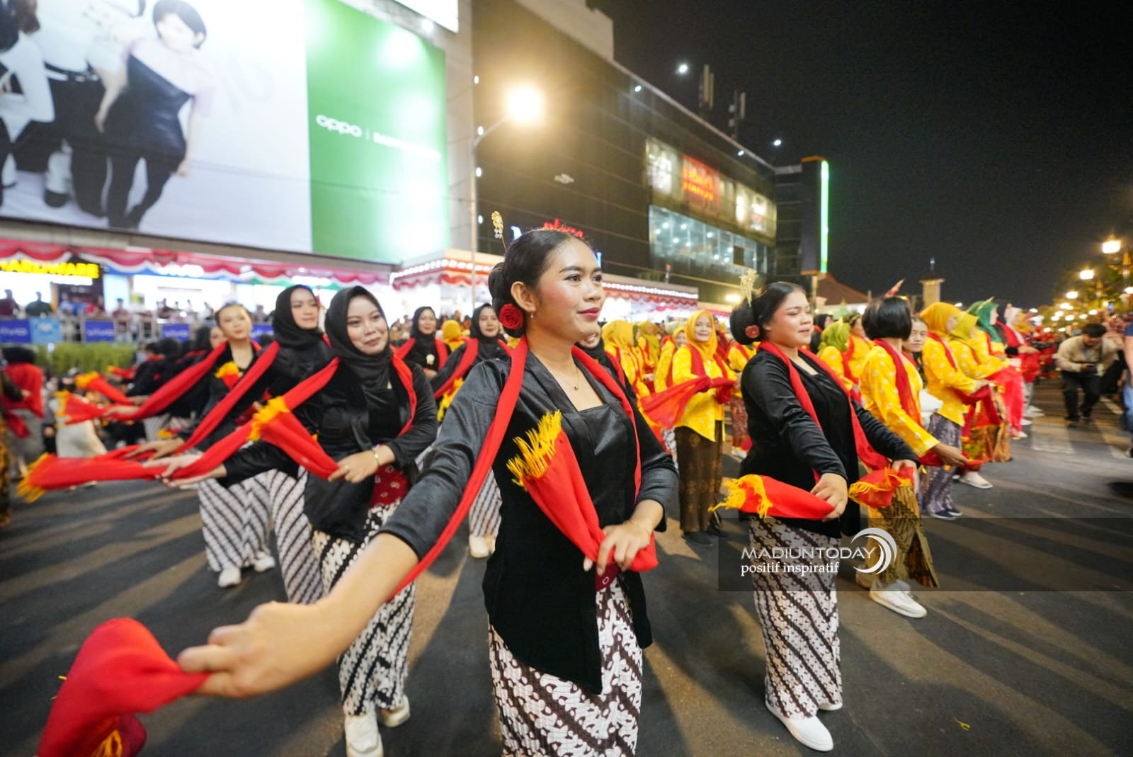 Foto 4 dari 29: 5.000 Peserta Madiun Menari Ukir Sejarah Kota, Sekaligus Jadi Bukti Cinta Masyarakat Untuk Daerahnya